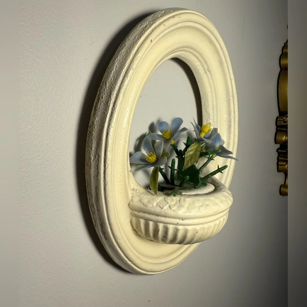 Vintage wall hanging. Plaster with faux periwinkle flowers 6x7.5” oval - Picture 3 of 8
